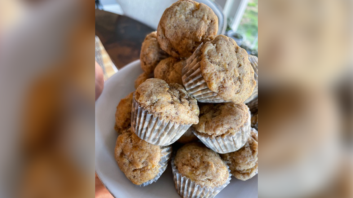 Apilado en muffins de plátano