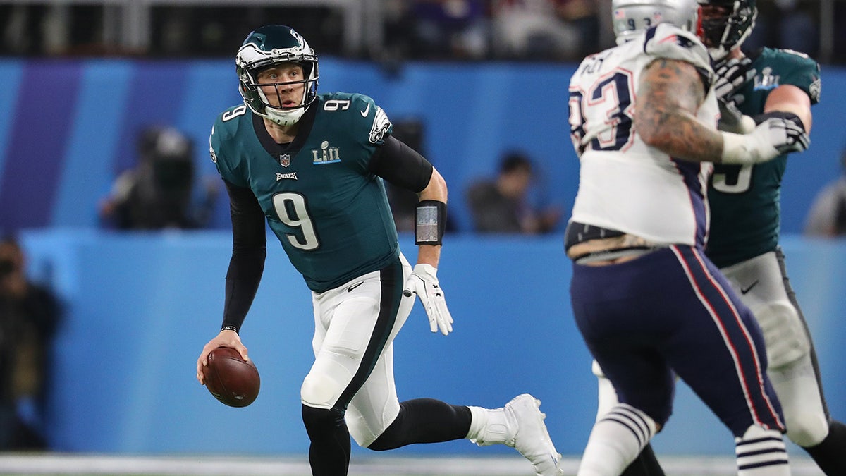 Nick Foles berebut