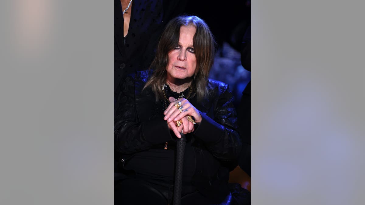 Ozzy Osbourne tampak serius dengan tongkat