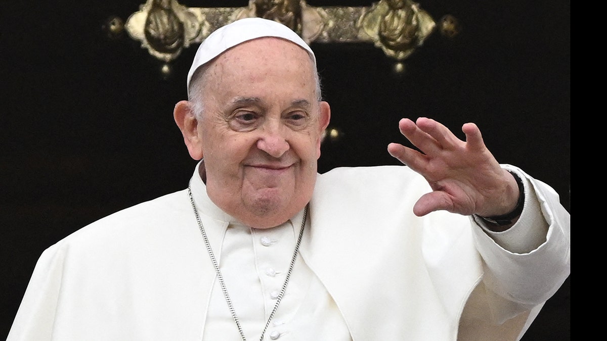 Een foto van paus Franciscus in betere gezondheid