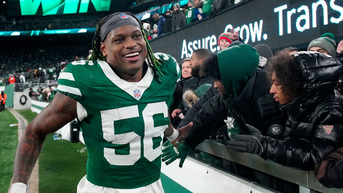 Quinsey Williams High-Fives-Fans