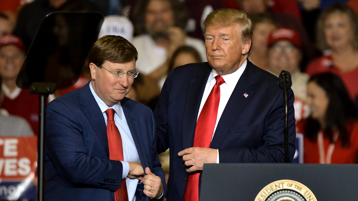 Candidata governamental republicana do Mississippi Tate Reeves, à esquerda, de pé com o presidente Donald Trump 