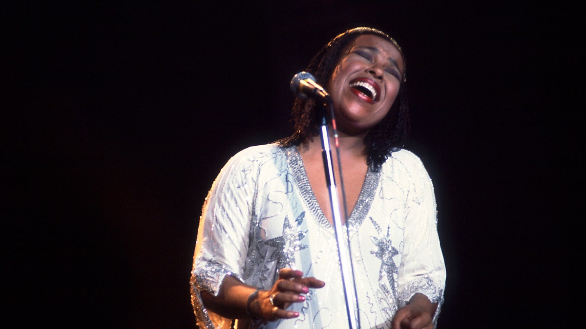 Roberta Flack sings on stage