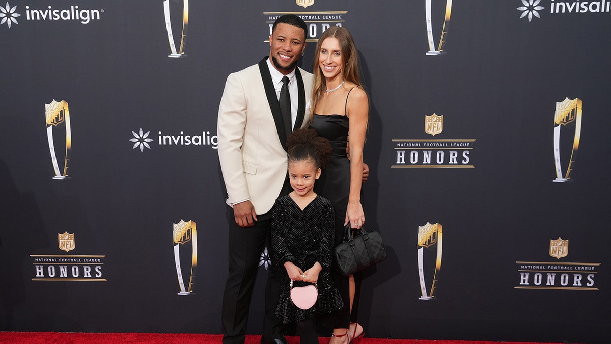 Skun Barclay, Anna Congdon, and his daughter Jada, formed on the red carpet