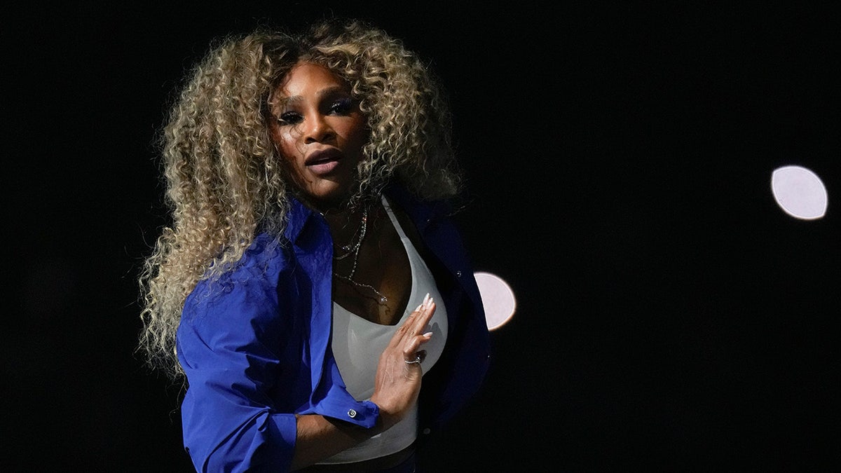 Serena Williams dances connected  stage