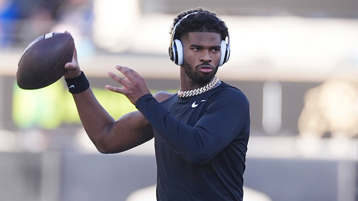 Shedeur Sanders warms up