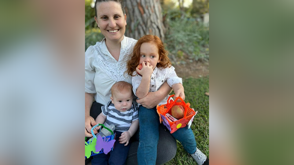 Shiri Bibas and his children