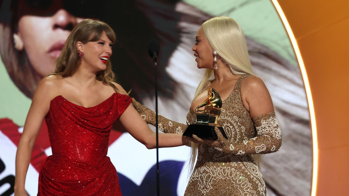 Taylor Swift presents Beyonce with a Grammy award