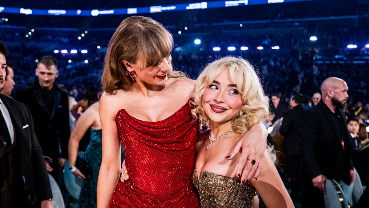 Taylor Swift and Sabrina Carpenter airs  for a photo