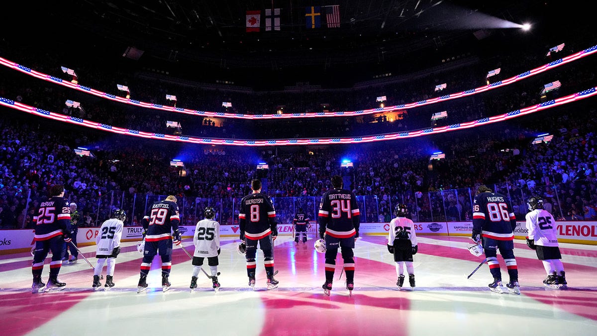 Das Team USA steht während der Hymne