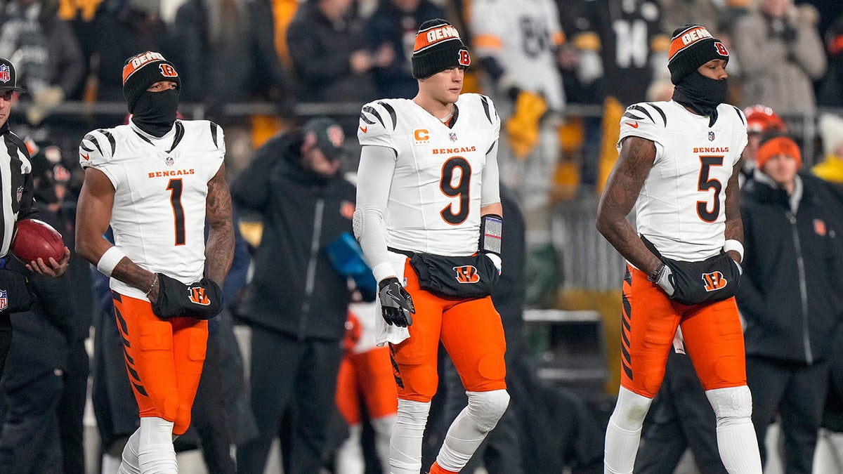 Ja'Marr Chase, Joe Burrow, and Tee Higgins walk