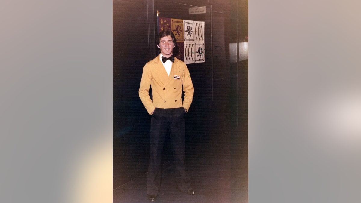 Terry Moogan con un traje amarillo.