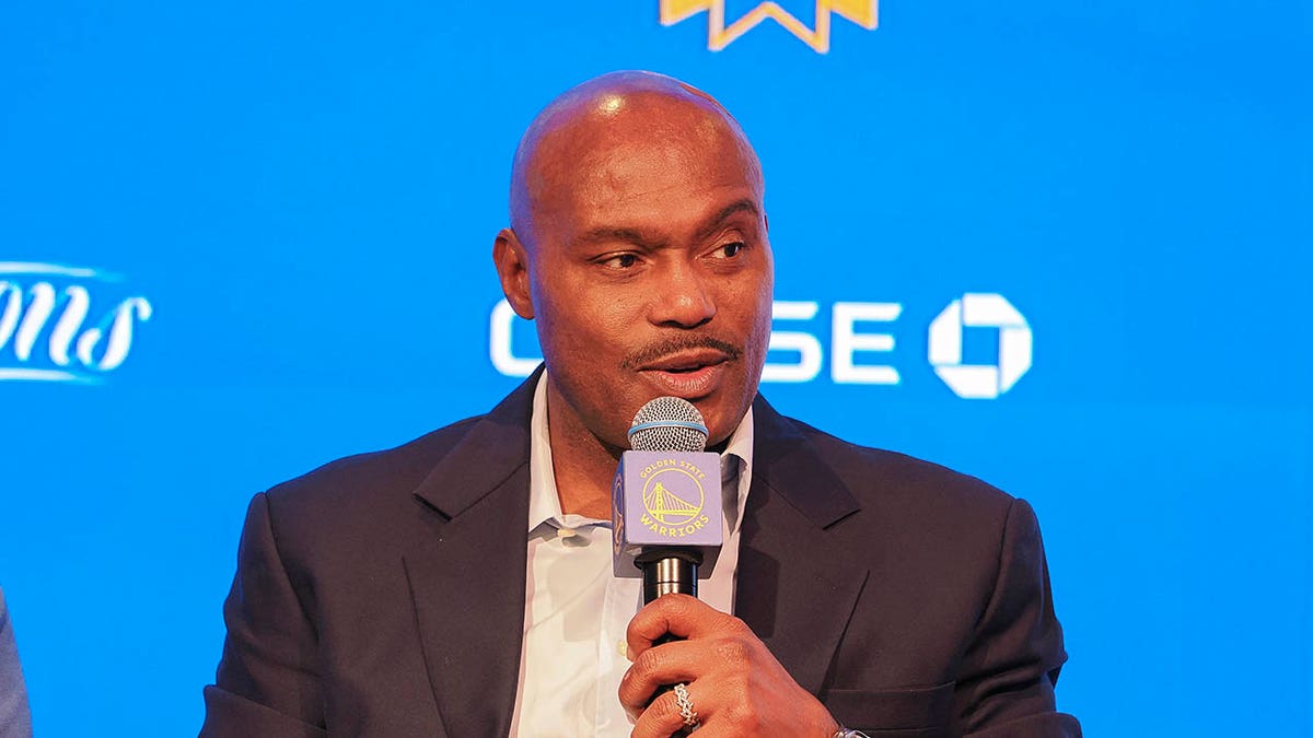 Tim Hardaway speaks in the microphone