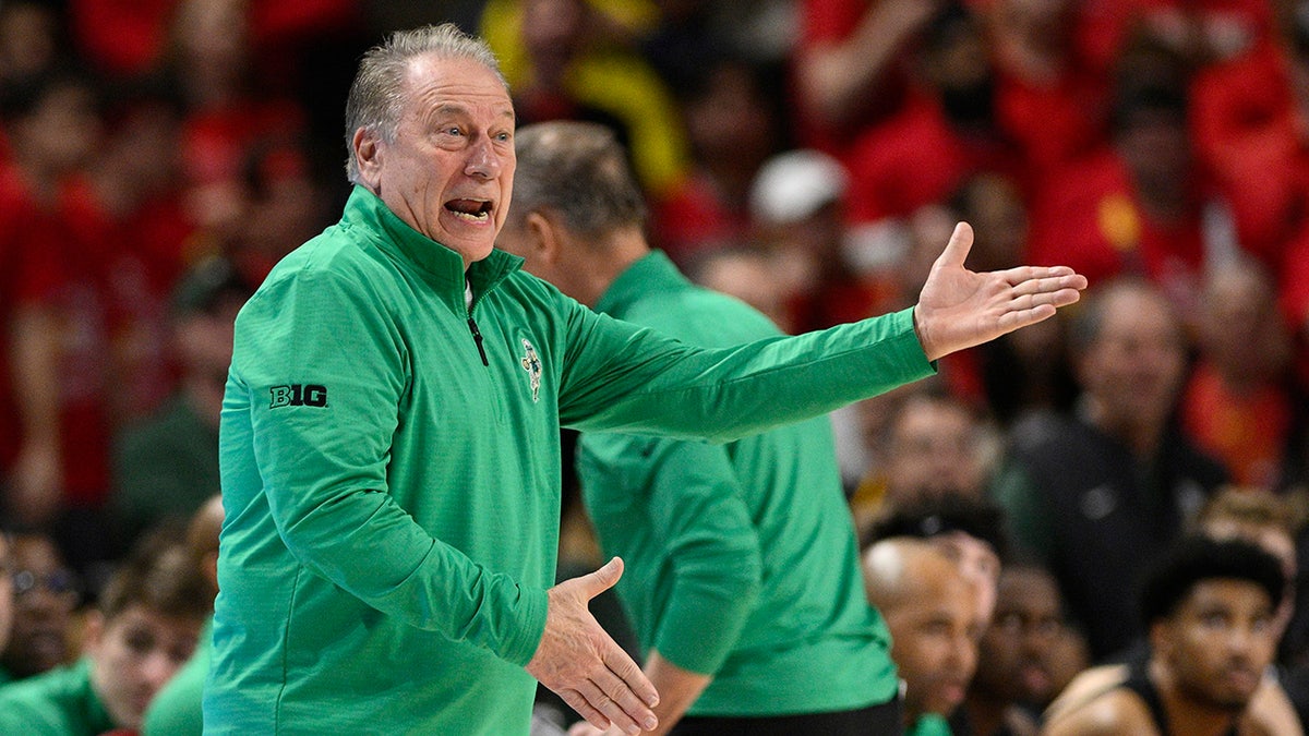 Tom Izzo gestures