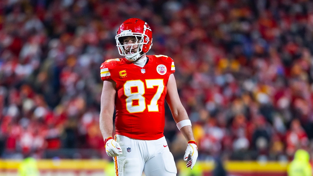 Travis Kelce on field