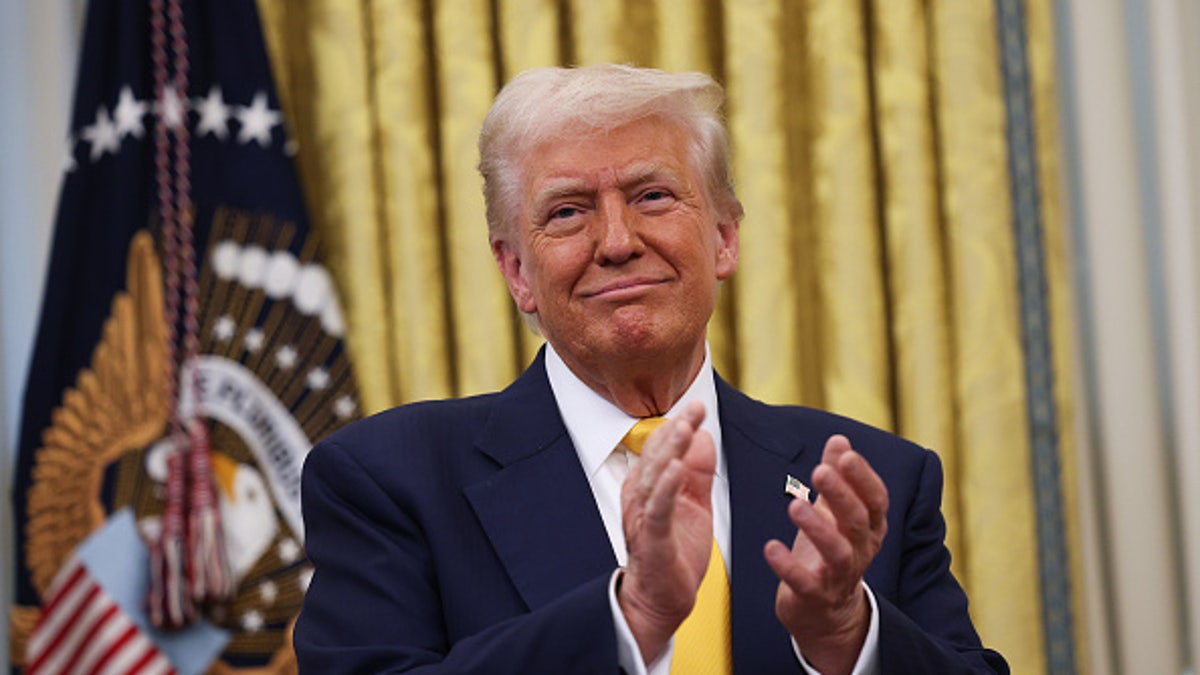  U.S. President Donald Trump applauds after Howard Lutnick was sworn in as U.S. Commerce Secretary in the Oval Office at the White House on February 21, 2025 in Washington, DC. Lutnick, the former CEO of Cantor Fitzgerald and BGC Group, was confirmed by the Senate 51 to 45. Vice President JD Vance and Lutnick's wife Allison Lutnick also attended. (Photo by Win McNamee/Getty Images)