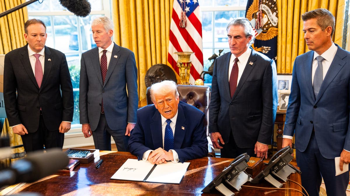 President Donald Trump, centrum, van links naar rechts, EPA -beheerder Lee Zeldin, energiesecretaris Chris Wright, secretaris van interne Dag Bergam en minister van Transport Sine Dafi.