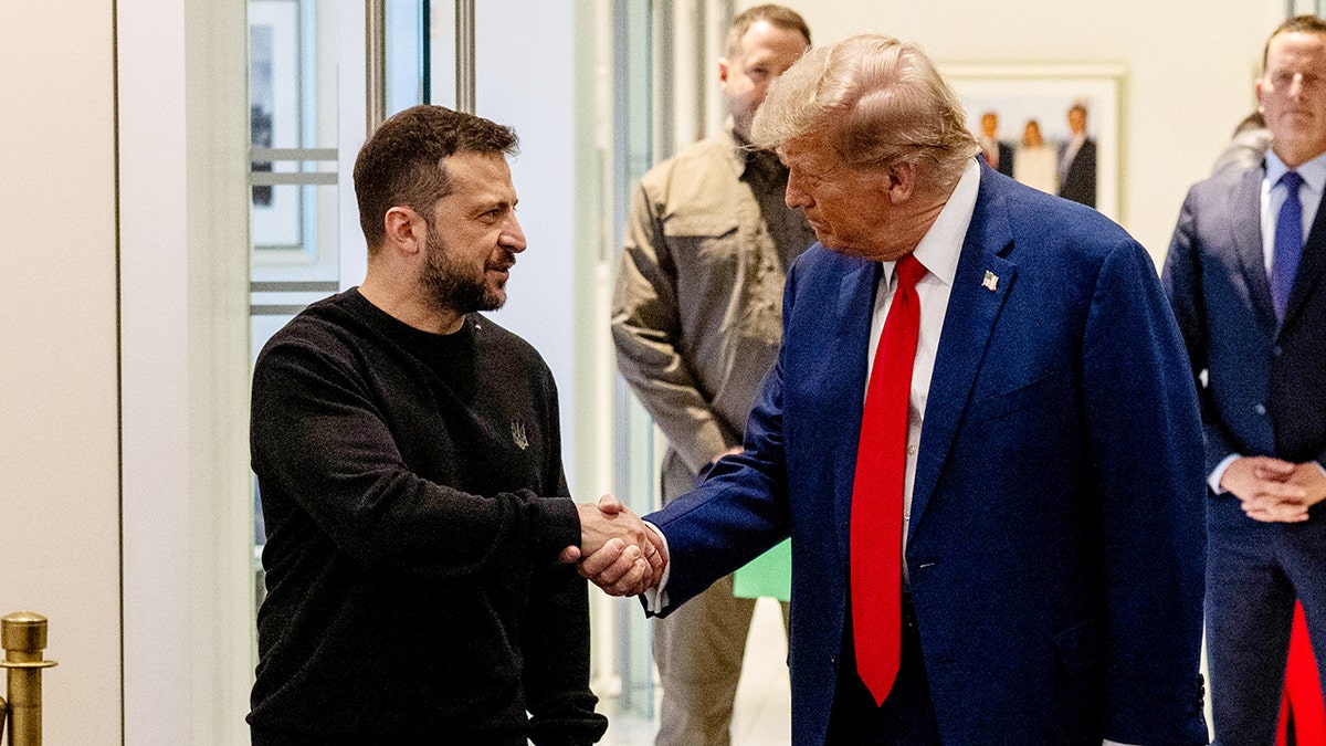 NEW YORK, NEW YORK - SEPTEMBER 27: (L-R) Ukrainian President Volodymyr Zelensky and Republican presidential nominee, former U.S. President Donald Trump, shake hands during a meeting on September 27, 2024 in New York City. The meeting coincides with President Zelensky's visit to New York for the United Nations General Assembly. (Photo by Alex Kent/Getty Images)