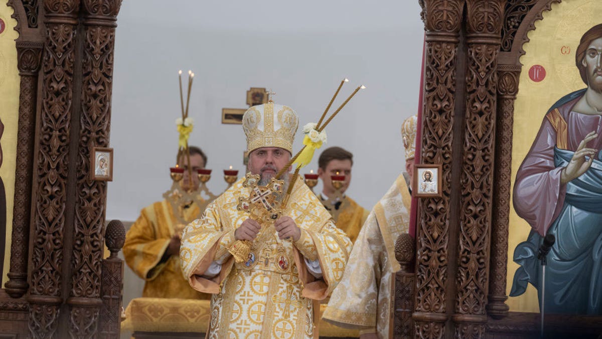 O Metropolitan Epiphanius opera o Serviço Litezical em 25 de agosto de 2024 em Kiev Oblast, Ucrânia, e na Igreja de Santo André de St. Andrew.