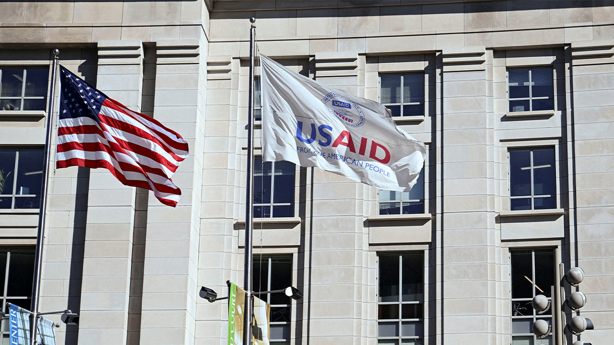 Una bandera de USAID vuela fuera de la sede de Washington DC