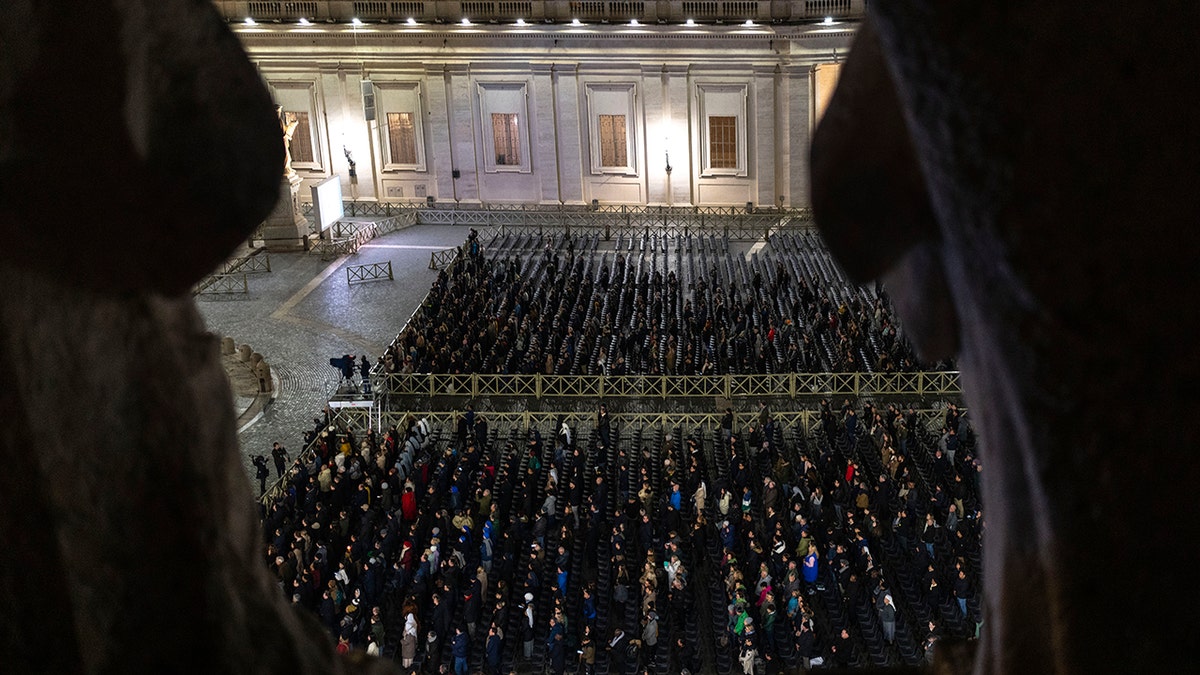 Junte -se ao Serviço de Oração de Rosari de uma noite para a saúde do papa Francisco na Praça São Peters, em Catholic Trusted Vatican.