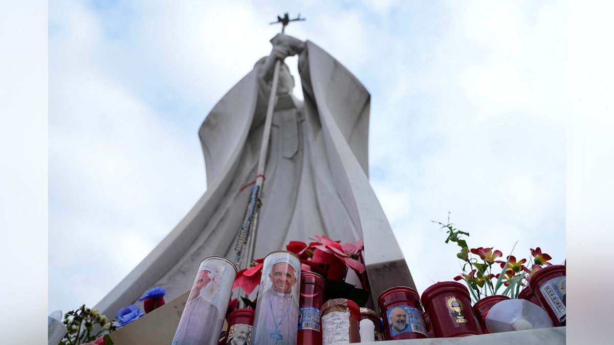 La primera ministra italiana Giorgia Meloni visitó al Papa Francisco en el hospital y dijo que le estaba yendo bien a pesar de su diagnóstico de neumonía y una complicada infección bronquial.