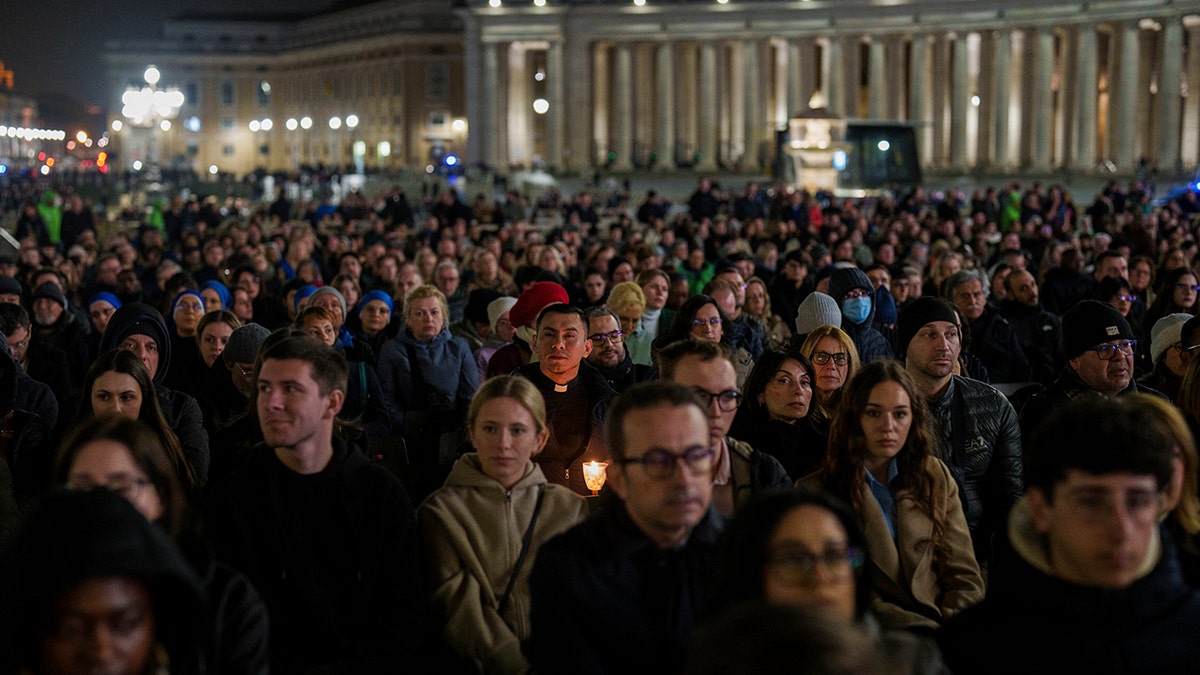 Católico se reuniu na Praça de São Pedro