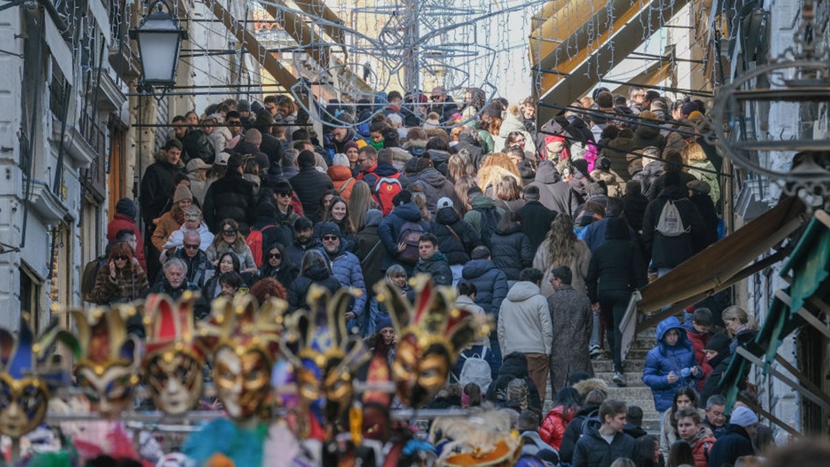 venice carnival tourists