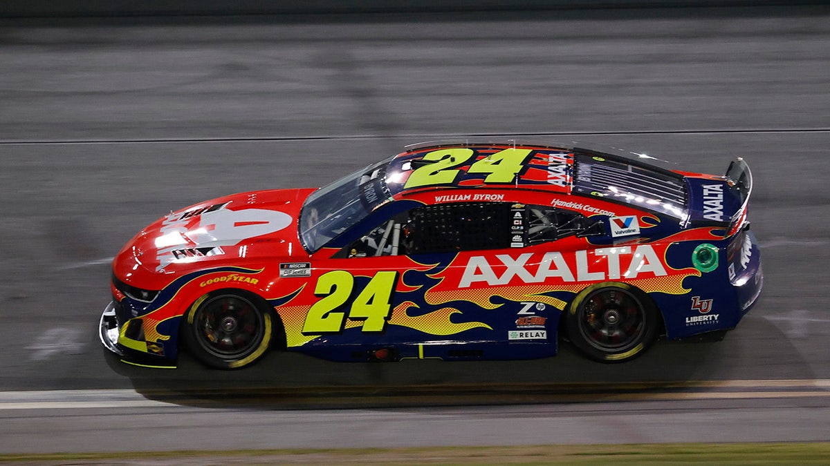 William Byron berlomba di no. 24 mobil