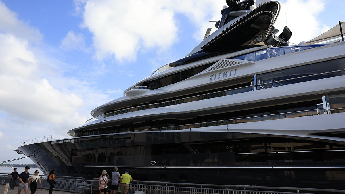 Shad Khan's megayacht, Kismet