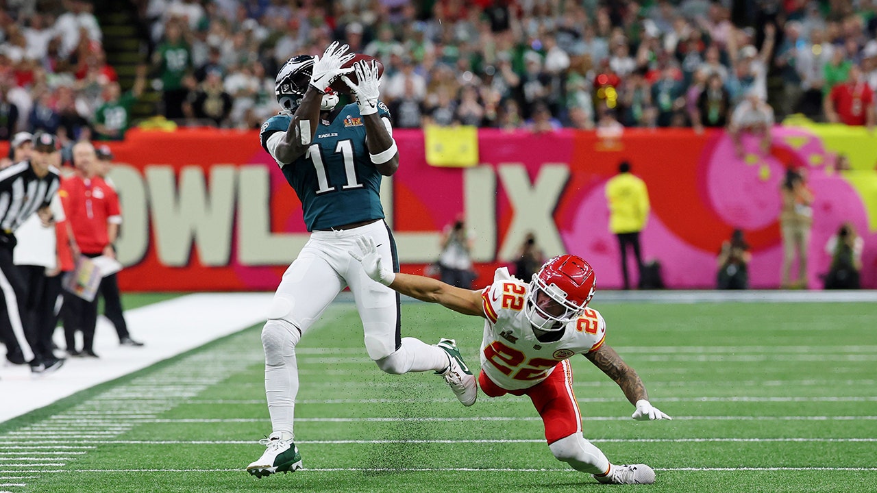 1st Super Bowl LIX controversial call goes Chiefs' way, social media  explodes