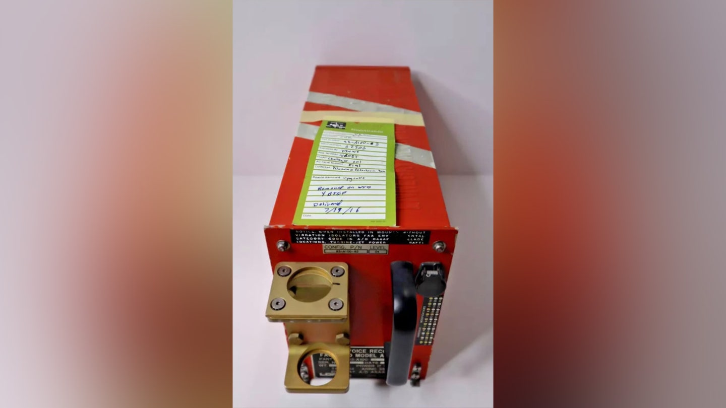 black-box انظر داخل طائرة Medevac التي تحطمت في فيلادلفيا