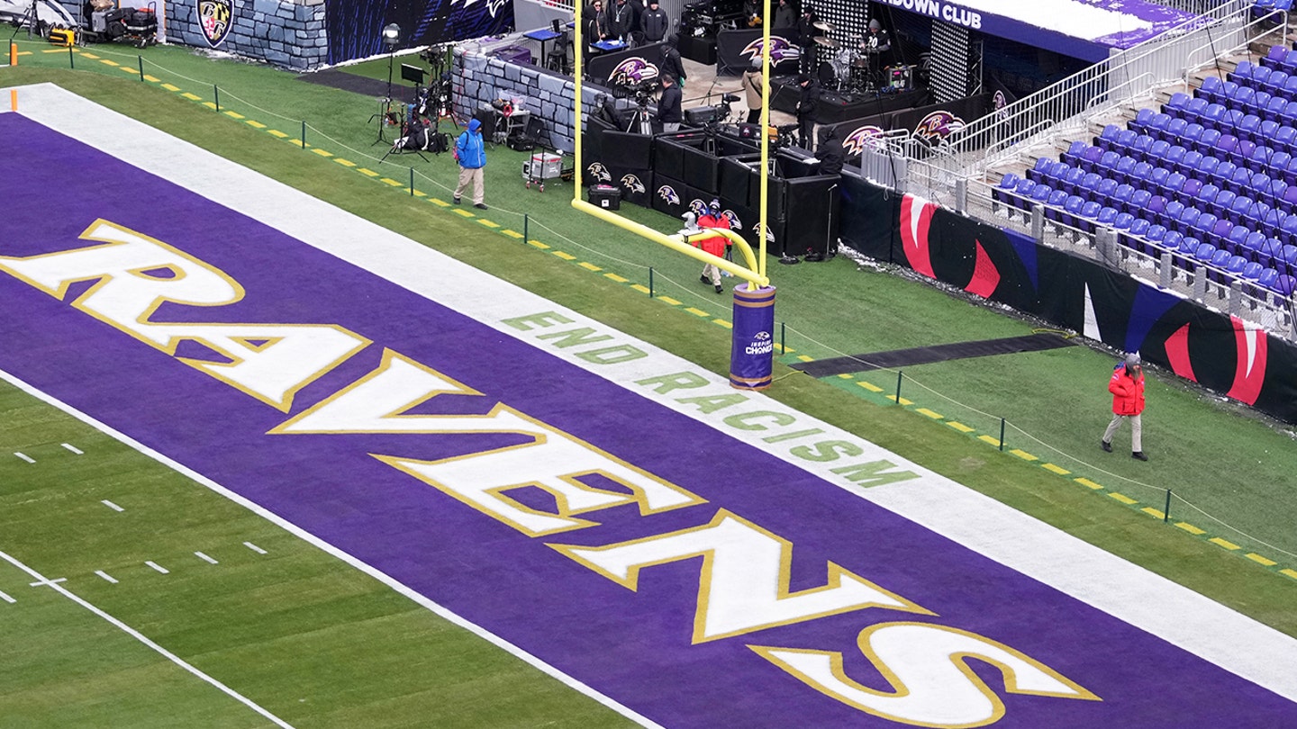 La NFL reinicia los mensajes de justicia social mientras lucha contra el abuso doméstico, la conducción en estado de ebriedad y los arrestos por prostitución.