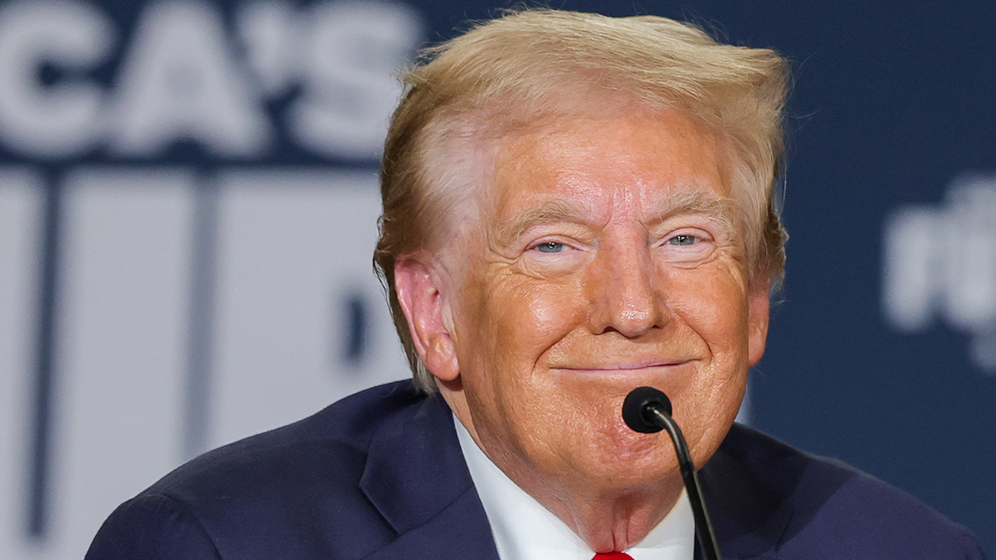 trumppic يعلن ترامب 9 فبراير باسم "يوم خليج أمريكا"