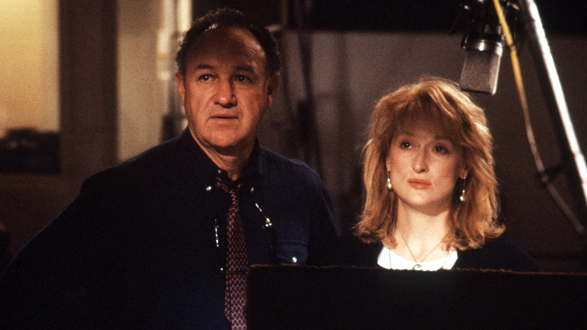 Gene Hackman appears in a classic film scene from Postcards from the Edge before his death in 2025
