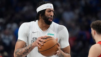 Mavericks' Anthony Davis suffers injury in debut following blockbuster trade