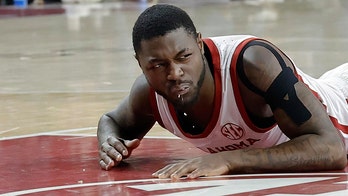 Oklahoma's Duke Miles chips teeth in painful attempt to dive for loose ball