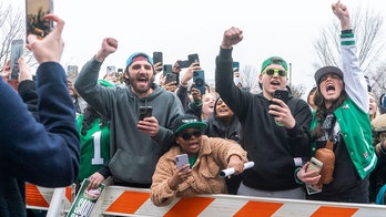 2 Eagles fans camped out for Super Bowl parade 24 hours before start: 'We bleed green'