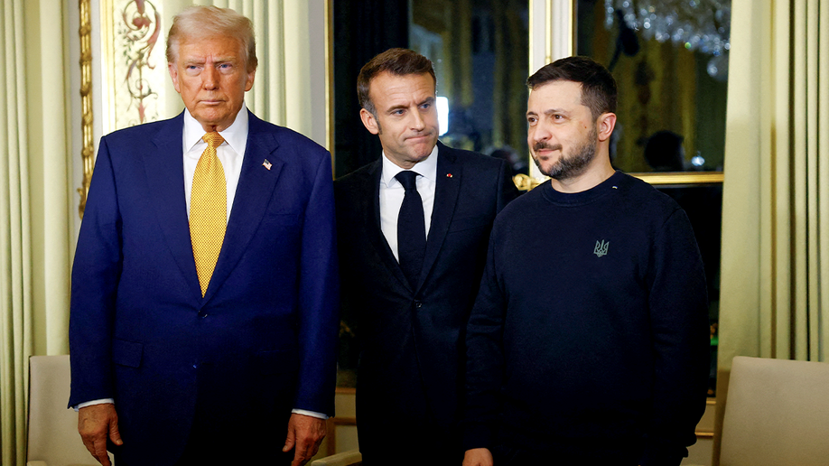 Trump poses with Zelenskyy and Macron for photo
