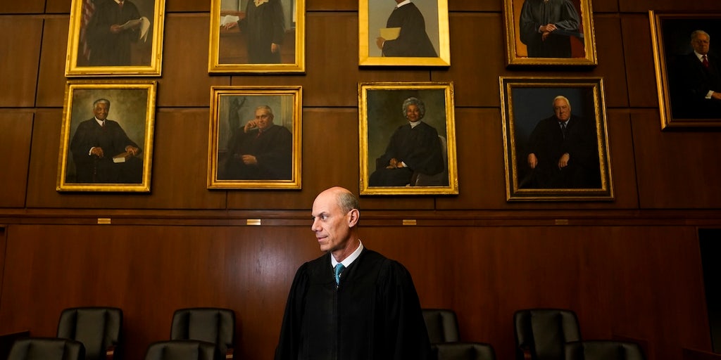 Supreme Court grants Trump request to lift stay halting Venezuelan deportations