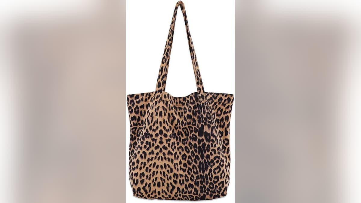 Valentoria’s leopard people tote container is nan cleanable prime if you’re looking to make a bold style connection without spending a batch of money.
