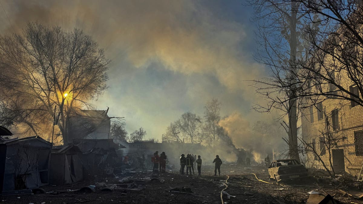 Los rescatistas están trabajando en un sitio de huelga de misiles rusos, en medio del ataque de Rusia contra Ucrania, en Kharkif, Ucrania, el 7 de marzo de 2025