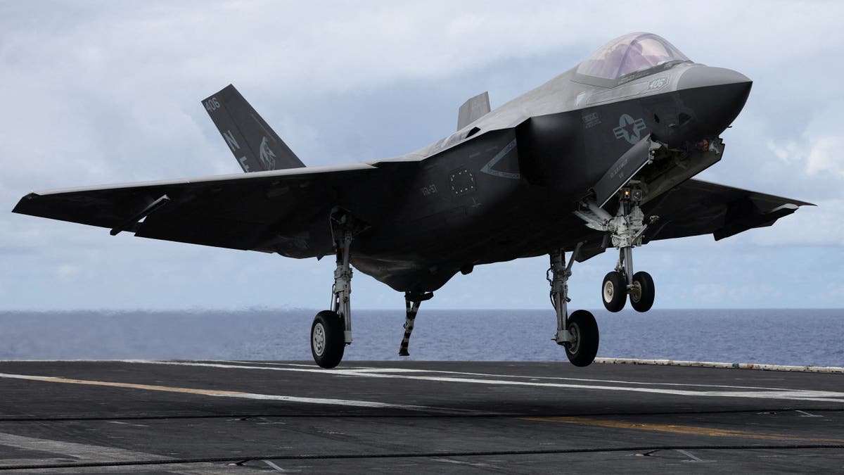 Un avión F-35 aterriza en el portaaviones USS Carl Vinson durante las maniobras militares Rimpac (Rimpac), a unos 160 km al sur de Oahu, Hawaii, EE.UU. 19 de julio de 2024.