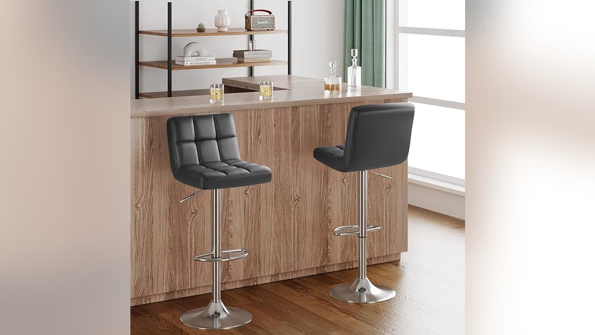 Swivel completely around with these vintage stools.?