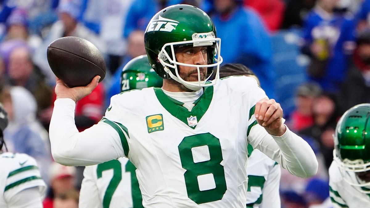 Aaron Rodgers warms up