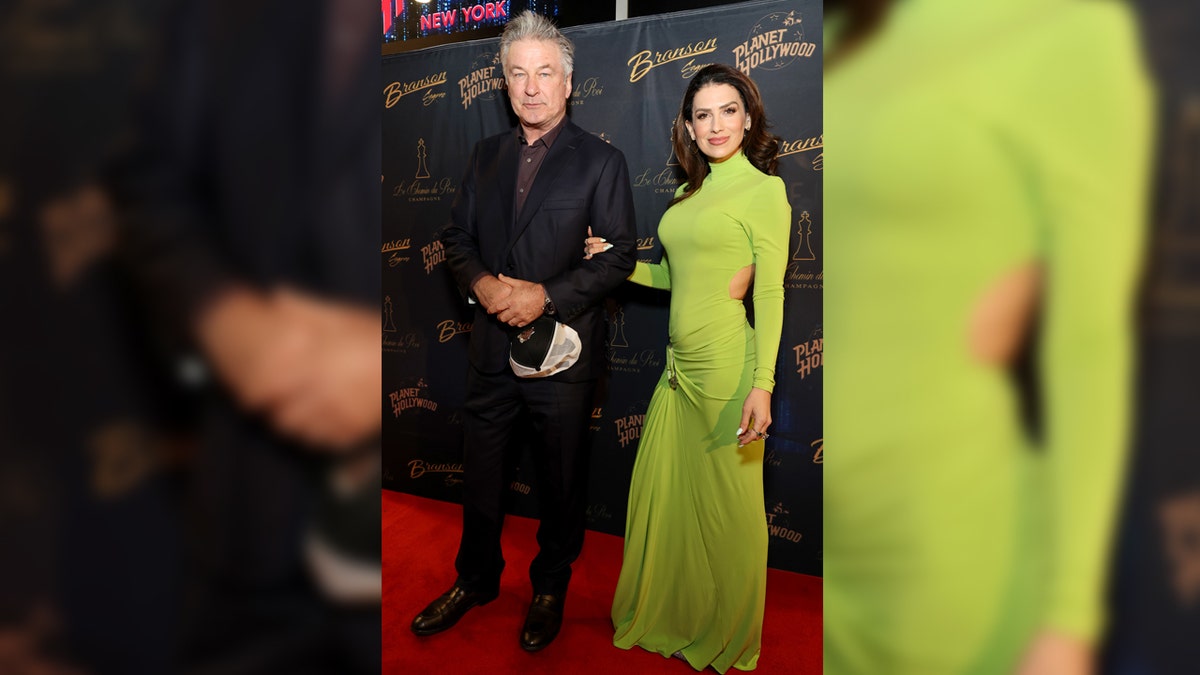 Hilaria Baldwin roca el vestido verde en la alfombra roja con Alec Baldwin.