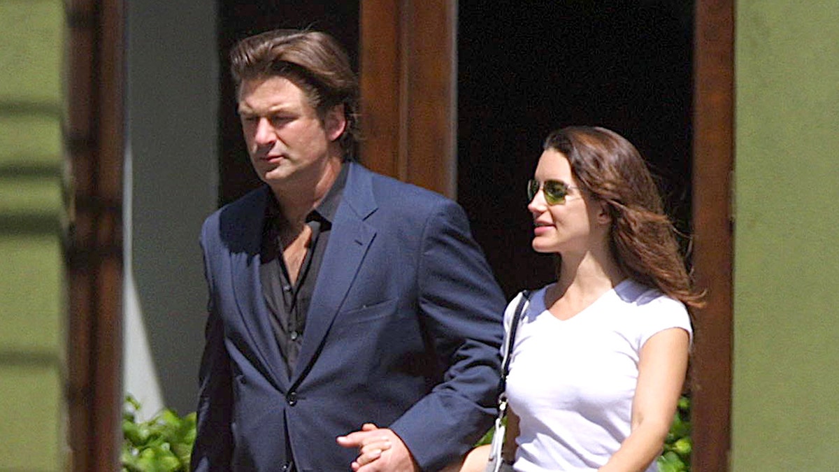 Alec Baldwin and Kristin Davis walking hand in hand