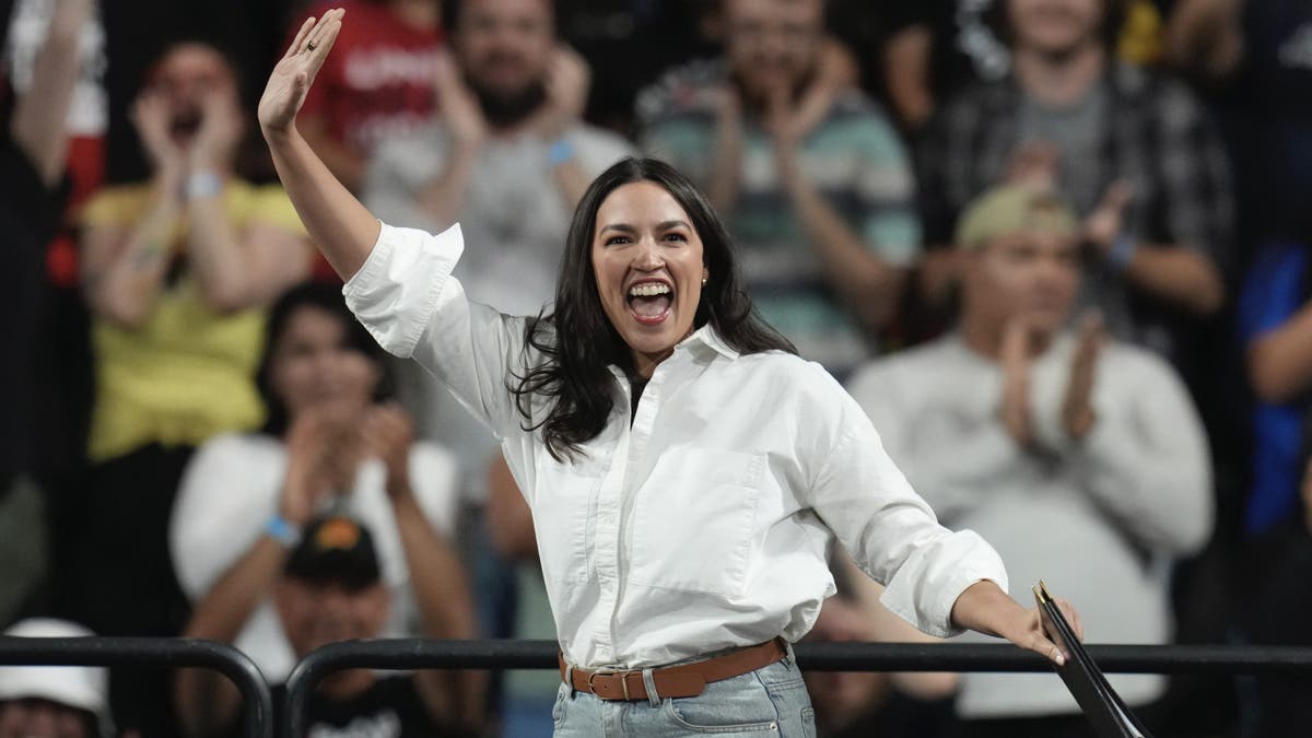 Deputy Alexandria Okasio-Customs, DN.Y. He arrives to speak during a "Fighting the few" A tour of Arizona State University occurred on Thursday, March 20, 2025, in Timby, Ariz. (AP Photo/Ross D. Franklin)