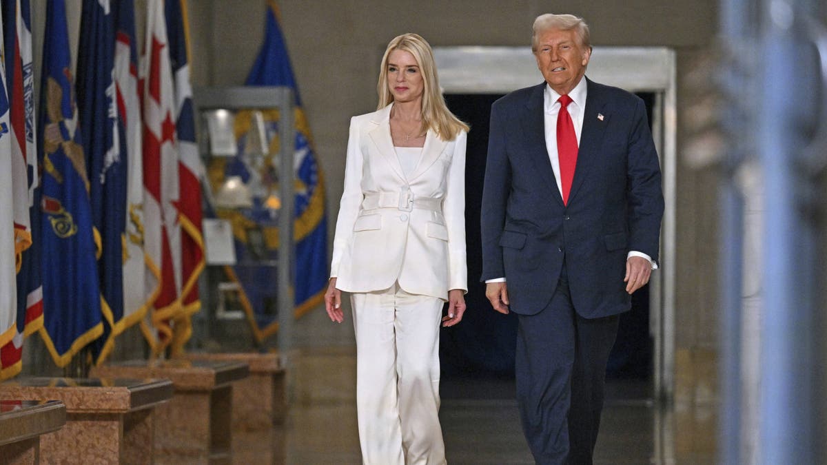 El presidente Donald Trump llega con el fiscal general Pam Bondi en el Departamento de Justicia antes del discurso de Trump el 14 de marzo de 2025. 