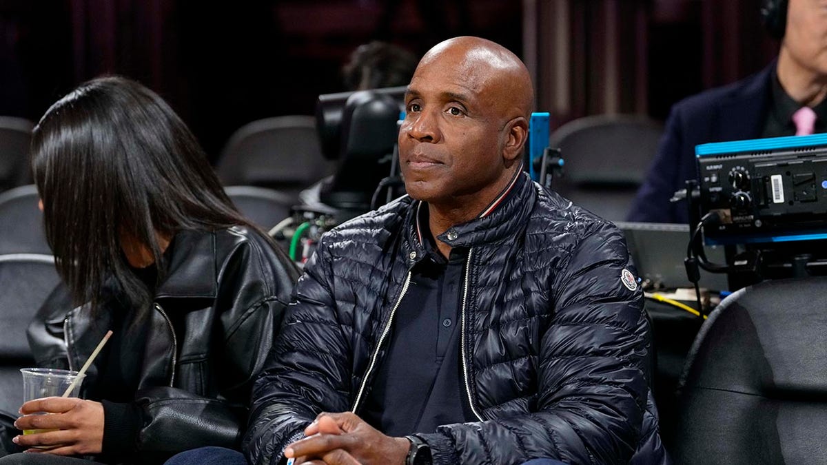 Barry Bonds looks courtside